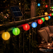 Bunte Papier-Lampions an der Lichterkette im Detail bei Nacht