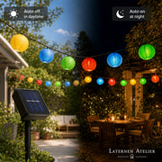 Bunte Papier-Lampion-Lichterkette auf der Terrasse – automatisches Ein- und Ausschalten je nach Tageslicht