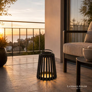 Schwarze Solar-LED-Laterne mit warmem Licht für Balkon, Terrasse und Sitzbereich