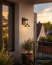 Schwarze Wandlaterne Solar mit dekorativem Hängeschirm an einer Balkonwand