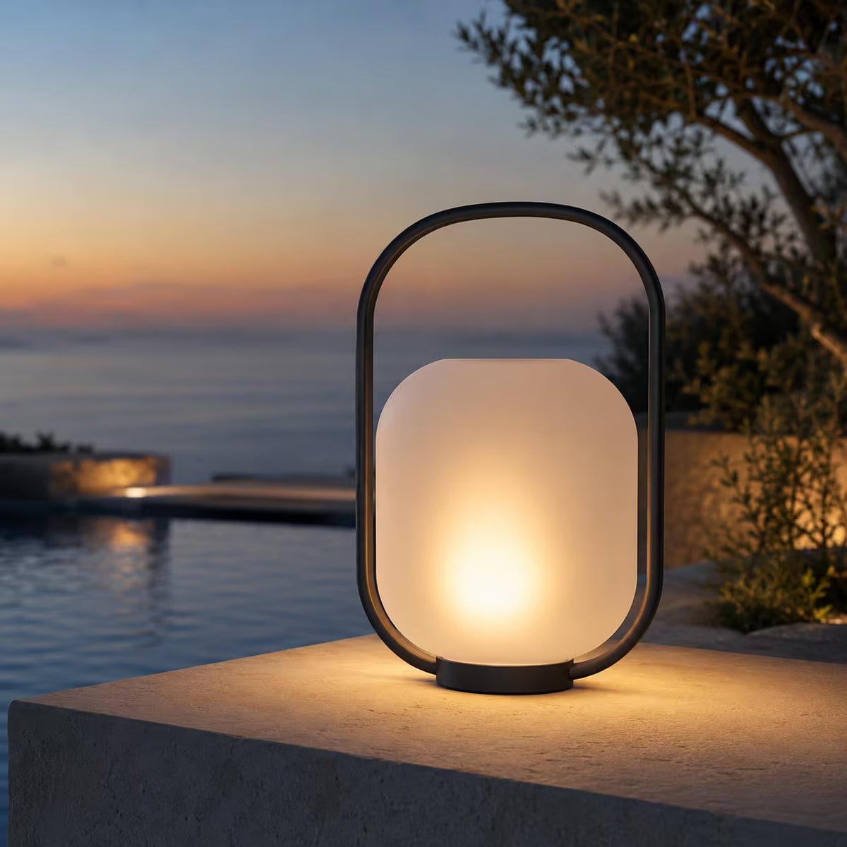 Solar-Akku-Laterne Schwarz mit warmem Licht für Garten Terrasse und Außenbereich