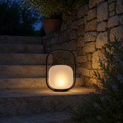 Solar-Akku-Laterne Schwarz als warmes Lichtobjekt an Gartenmauer und Terrasse