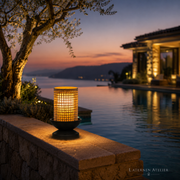 Solar-Gartenlaterne im Zen-Stil mit warmem Licht am Poolbereich