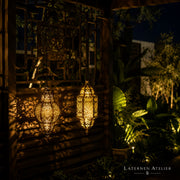 Marokkanische Solar-Gartenlaterne mit warmem Lichtspiel für dekorative Gartenbeleuchtung am Abend