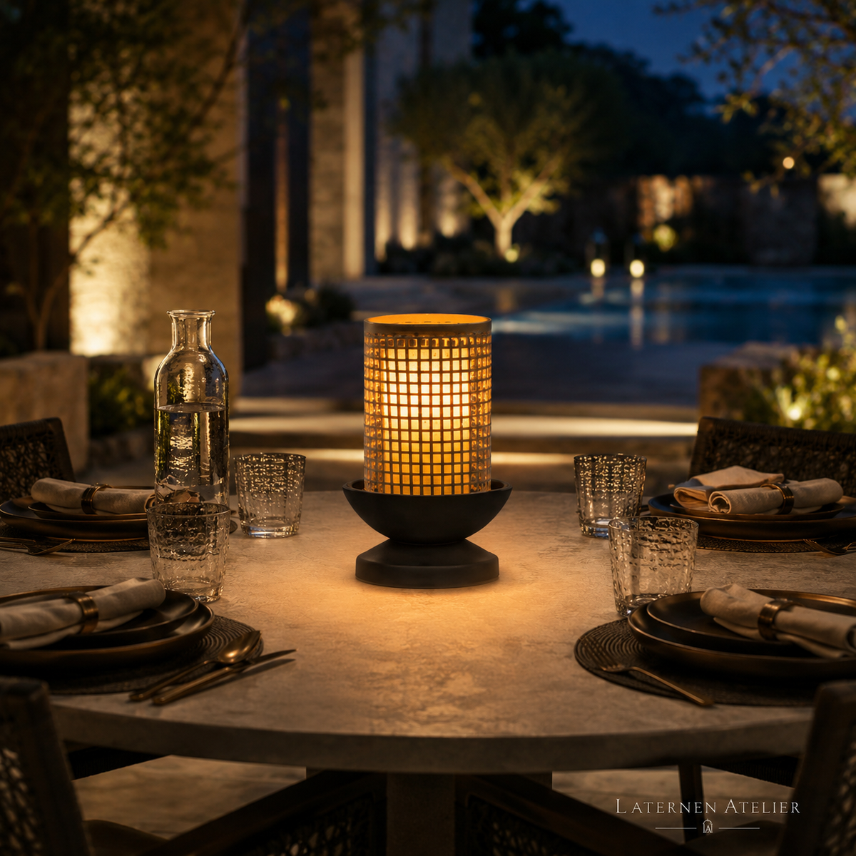 Solar-Gartenlaterne im japanischen Zen-Stil mit warmem Licht auf einer Terrasse