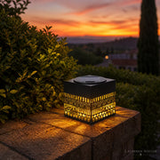 Warmweiße Solar-Gartenlaterne mit dekorativem Schattenmuster für Garten und Terrasse