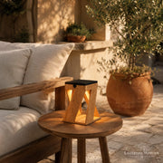 Solar-Holzlaterne Vintage auf Terrassentisch mit warmer LED-Beleuchtung