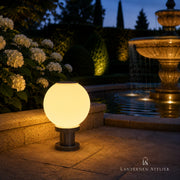 Solar-Kugellaterne mit warmem LED-Licht am Poolbereich im Garten