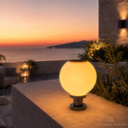 Solar-Kugellaterne mit warmem Licht für Garten und Terrasse bei Sonnenuntergang