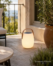 Solar-LED-Laterne Weiß als dekorative Beleuchtung auf Balkon und Terrasse
