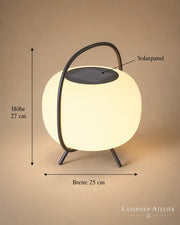 Solar-LED Laterne mit 25 cm Breite und 27 cm Höhe sowie Solarpanel auf der Oberseite