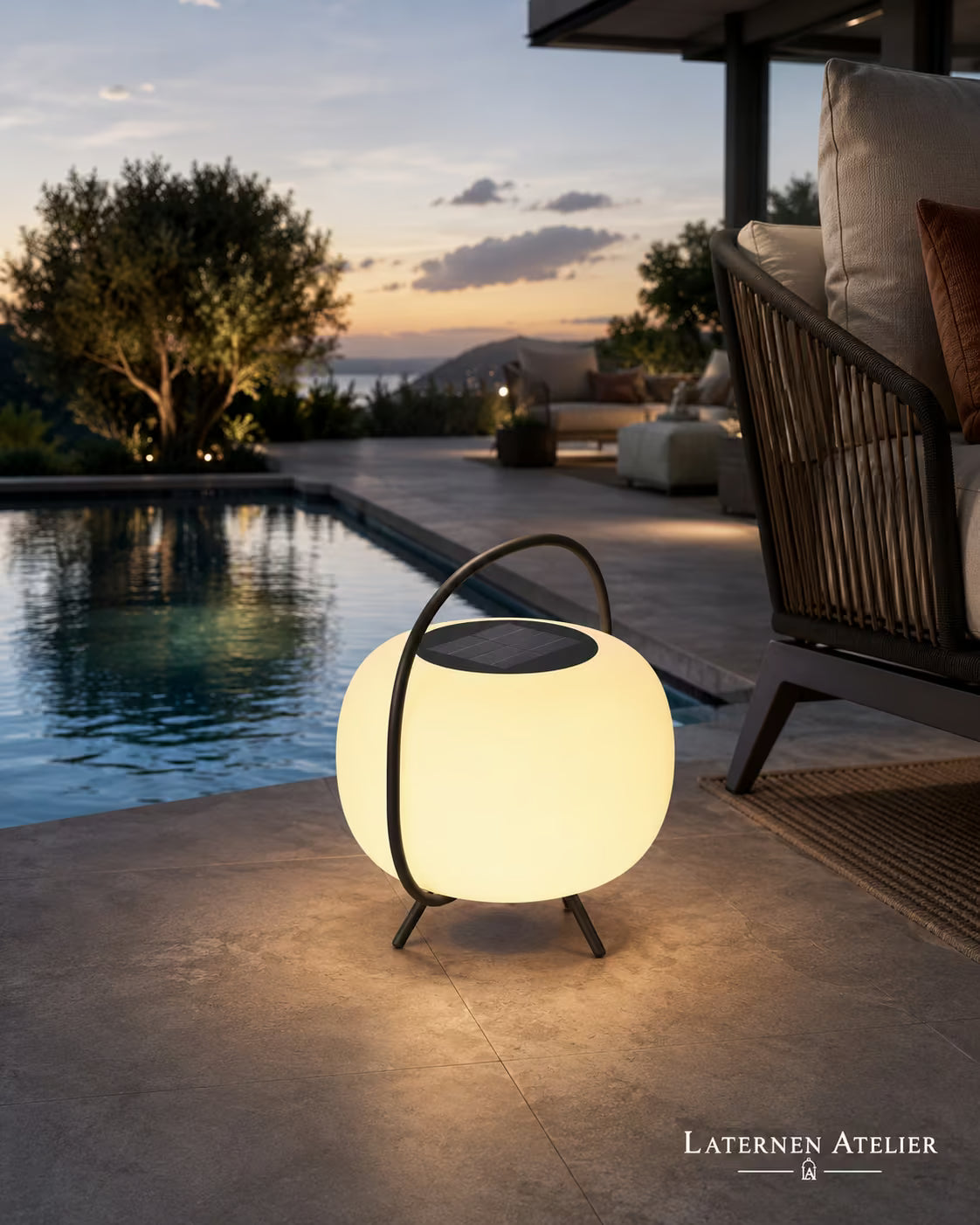 Solar-LED Laterne für Balkon und Terrasse mit rundem Lichtkörper am Pool