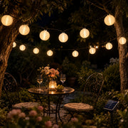 Solar-Lampion-Lichterkette Weiß als dekorative Beleuchtung im Garten