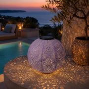Solar-Lampion mit warmem Licht am Poolbereich für Terrasse und Garten