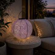 Solar-Lampion als dekorative Beleuchtung auf Terrasse mit warmem Licht