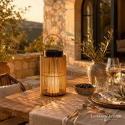 Goldfarbene Solar-Laterne aus Holz und Edelstahl für Terrasse und Esstisch im Außenbereich