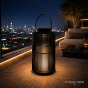 Schwarze Solar-Laterne aus Holz und Edelstahl für Balkon und Terrasse