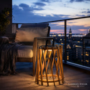 Solar-Laterne in Holzoptik mit warmem Licht für Balkon und Abendstimmung