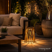 Solar-Laterne in Holzoptik mit warmem Licht neben Outdoor-Lounge