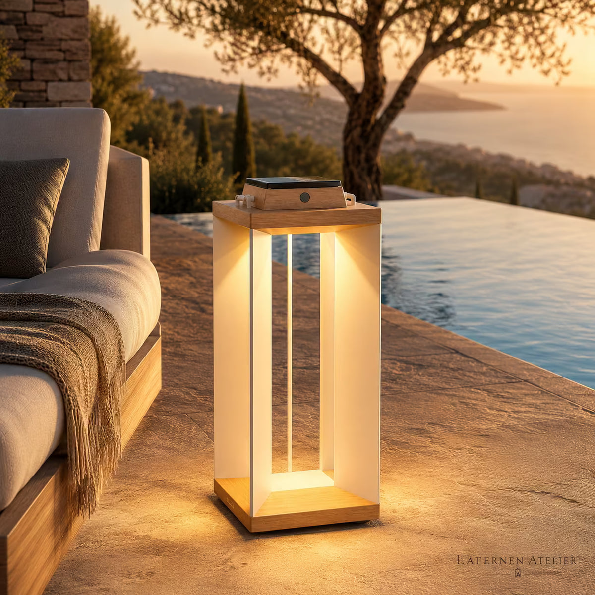 Solar-Laterne aus Edelstahl für Außenbereiche auf einer modernen Terrasse mit warmem Licht