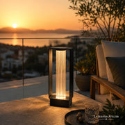 Solar-Laterne aus Edelstahl mit warmem Licht auf Terrasse bei Sonnenuntergang