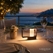 Solar-Laterne aus Edelstahl mit warmem Licht auf Terrasse und Gartentisch