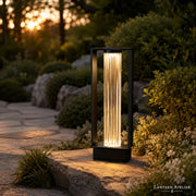 Solar-Laterne aus Edelstahl als moderne Gartenbeleuchtung mit warmem Licht