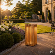 Solar-Laterne aus Holz mit warmem Licht in einem gepflegten Gartenbereich