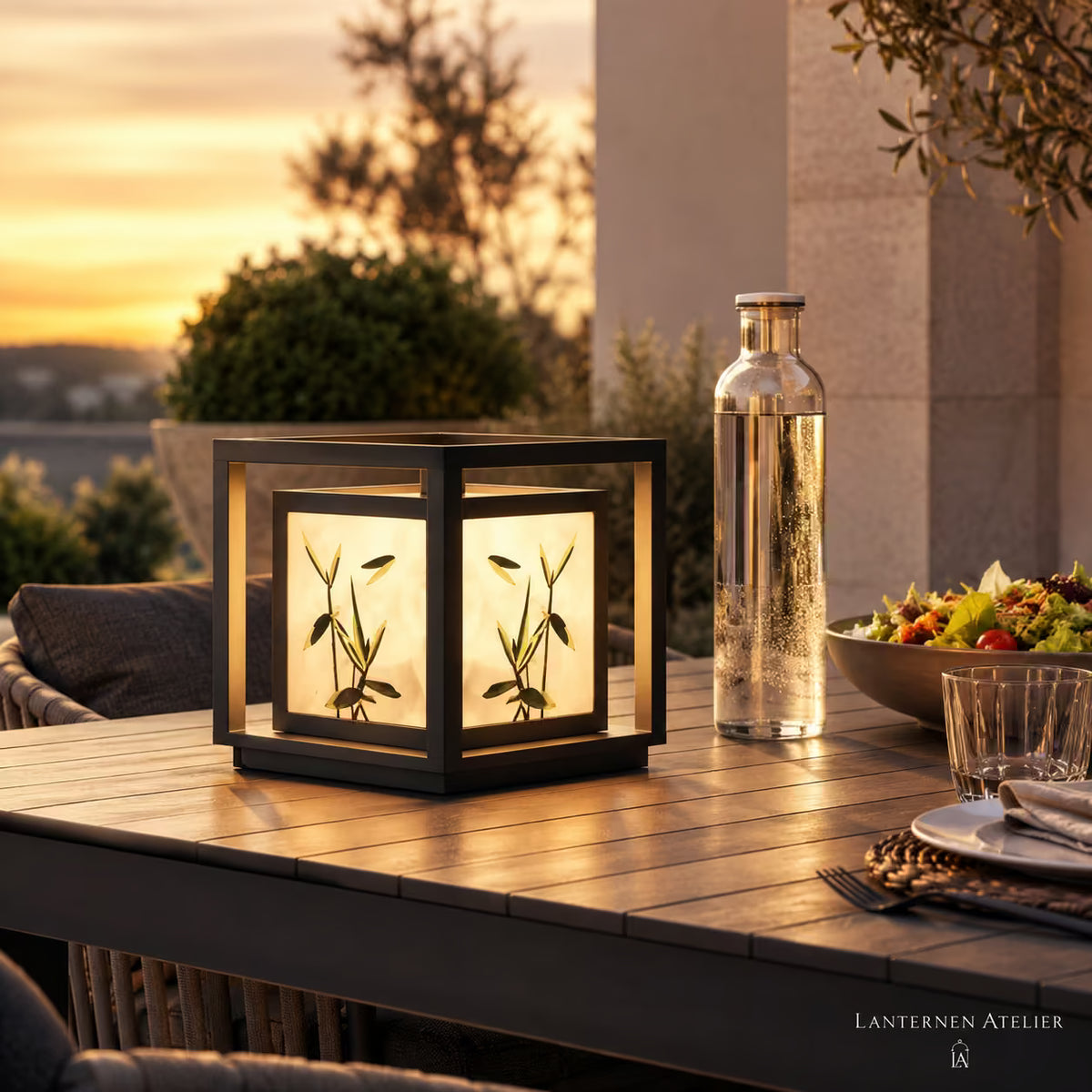 Solar-Laterne aus Stahl und Acryl auf einer Terrasse mit warmem Licht im Außenbereich