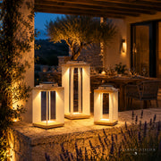Solar-Laterne aus Edelstahl mit warmem LED-Licht für moderne Terrasse und Außenbereich