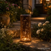 Solar-Laterne in Rost-Optik mit warmem Licht und Lichtmuster im Garten