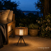 Solar-Rattan-Stehlaterne mit warmem Licht am Poolbereich