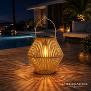 Solar-Rattanlaterne Boho mit dekorativem Licht am Poolbereich