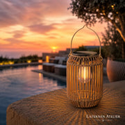 Solar-Rattanlaterne im Boho-Stil mit warmem Licht bei Sonnenuntergang