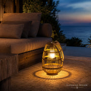 Solar-Rattanlaterne mit Rattan-Optik und warmem Licht auf einer Terrasse