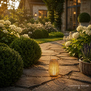 Solar-Rattanlaterne in heller Rattan-Optik mit warmweißem Licht im Garten
