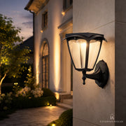 Solar-Wandlaterne schwarz mit warmweißem Licht an der Terrasse