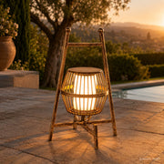 Goldfarbene Solar-Windlicht Laterne mit warmem Licht für Terrasse und Außenbereich