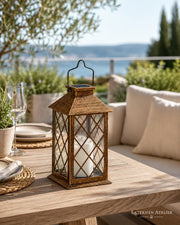 Solar Glas-Laterne mit warmem Licht auf gedecktem Terrassentisch
