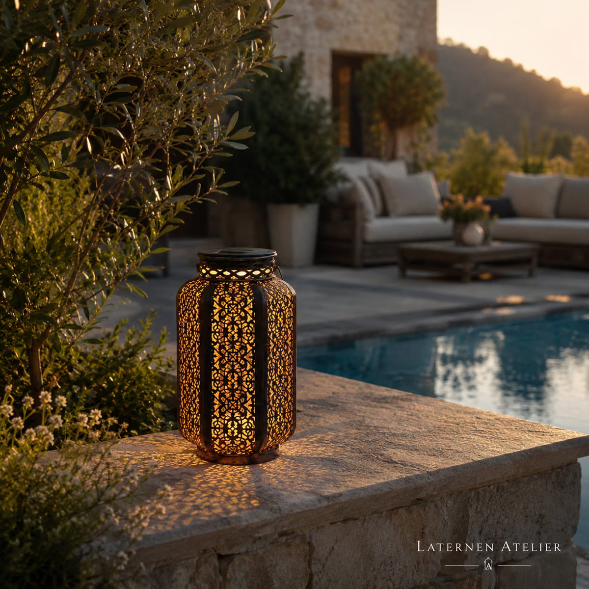 Solar Hängelaterne Vintage aus Metall auf Terrasse mit dekorativem Lichtmuster