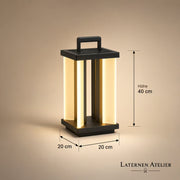 Solar Outdoor Laterne aus Metall mit 40 cm Höhe und 20 x 20 cm Sockel