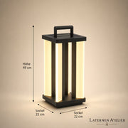 Solar Outdoor Laterne aus Metall mit 49 cm Höhe und 22 x 22 cm Sockel