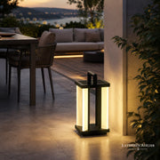 Solar Outdoor Laterne mit schwarzem Metallrahmen und warmem LED-Licht im Außenbereich