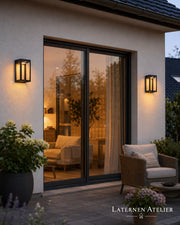 Wandlaterne Glas außen mit warmem Licht an einer Terrassenwand neben einer Glasfront