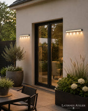 Wandlaterne modern außen mit warmweißem Solarlicht neben einer Terrasse