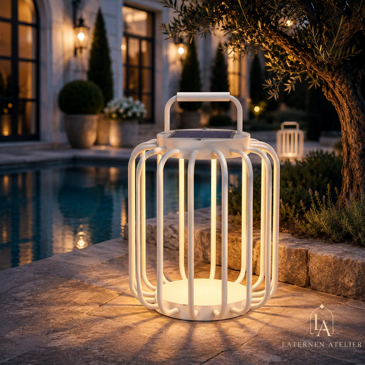 Weiße Solar-Laterne mit warmem Licht für Garten, Terrasse und Außenbereich