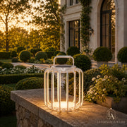 Weiße Solar-Laterne mit warmem Licht in einem gepflegten Gartenbereich