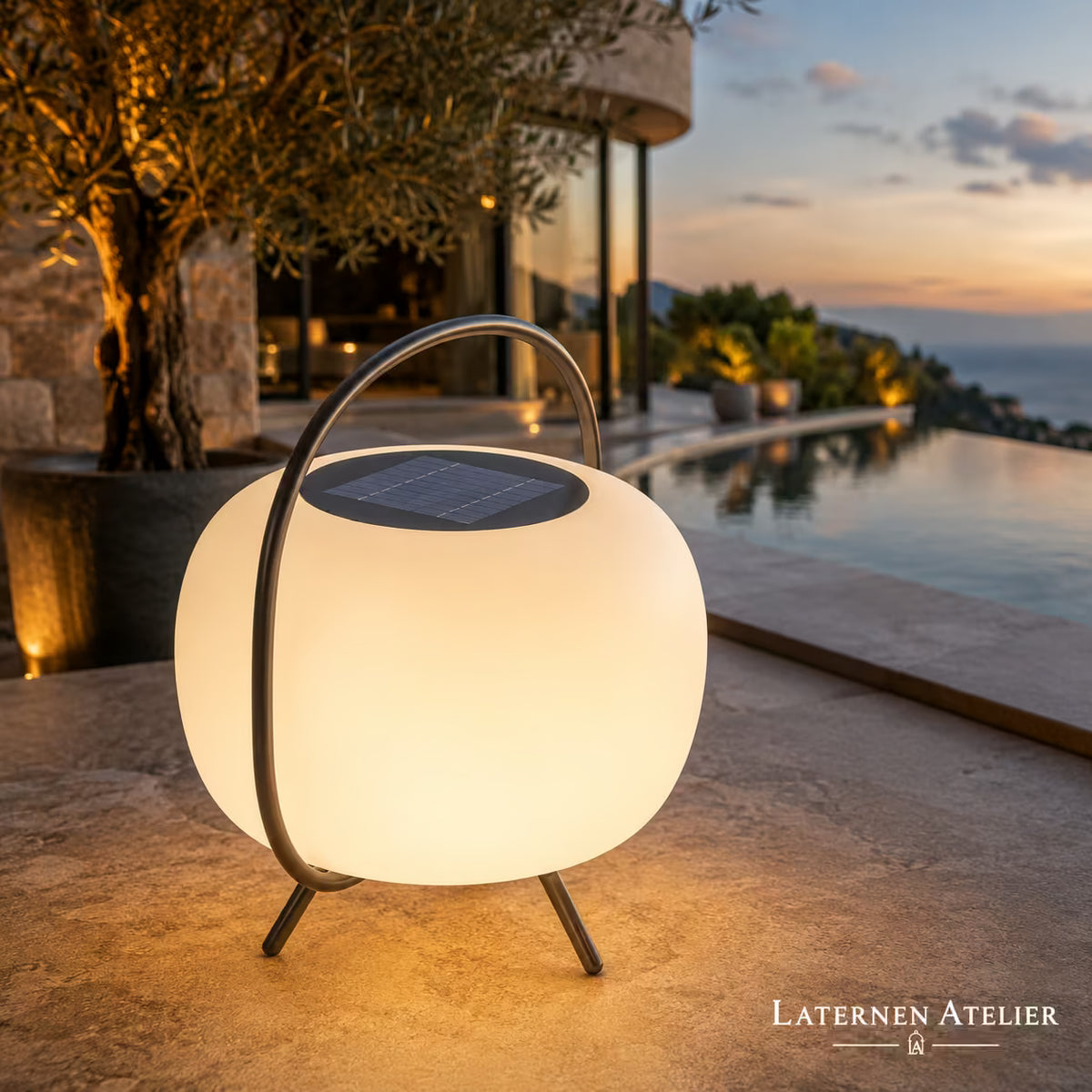 Modernes Solar-Windlicht mit rundem Lichtkörper auf einer Terrasse am Pool