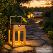 Solar-Holzlaterne mit warmem LED-Licht im Garten