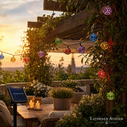 Solar-Lampion-Lichterkette in den Farbvarianten Bunt und Lila im Vergleich